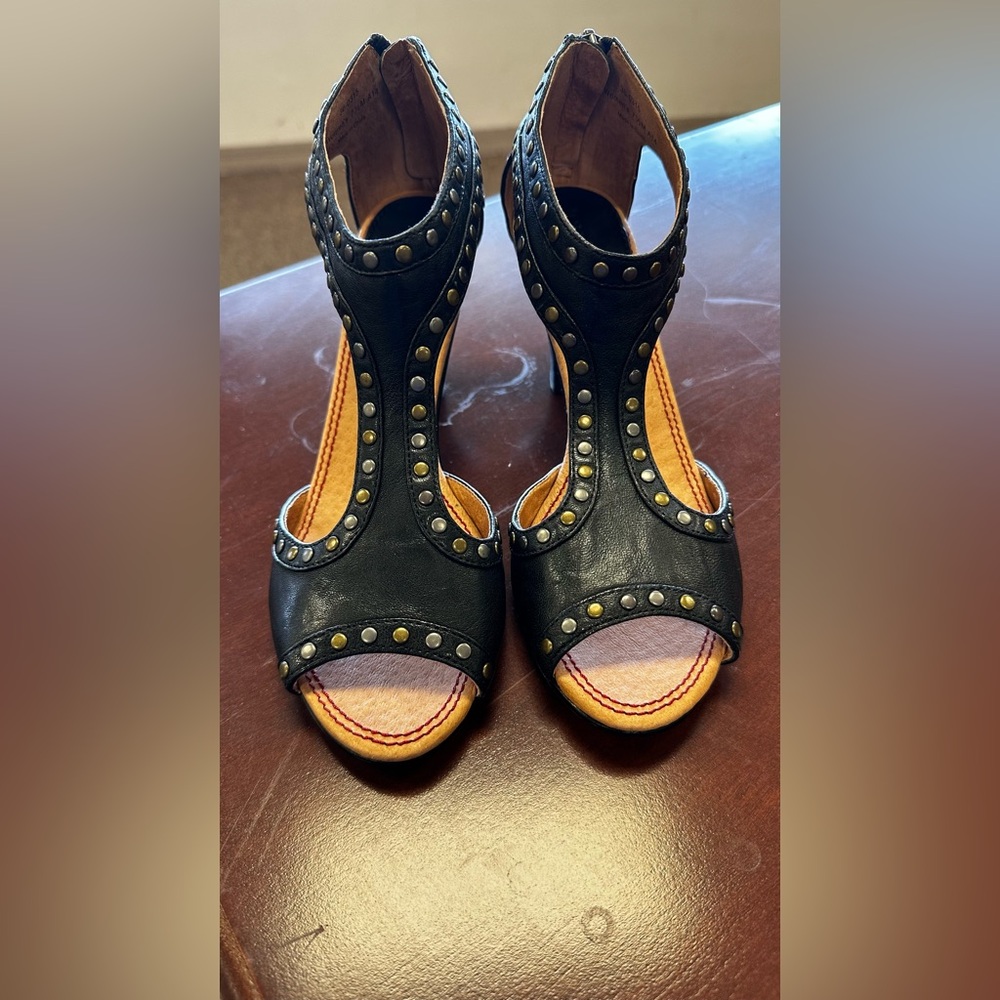 TRASK 7 1/2 Black leather shoes like new condition